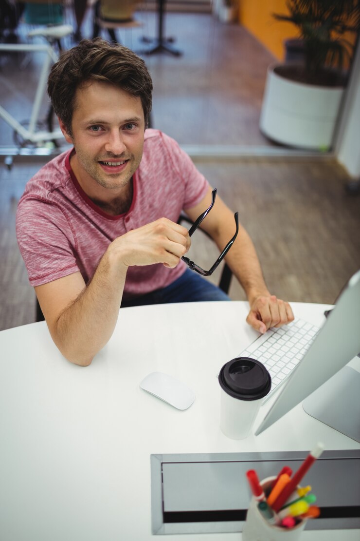 homme Romain Paint fondateur travaillant à son bureau