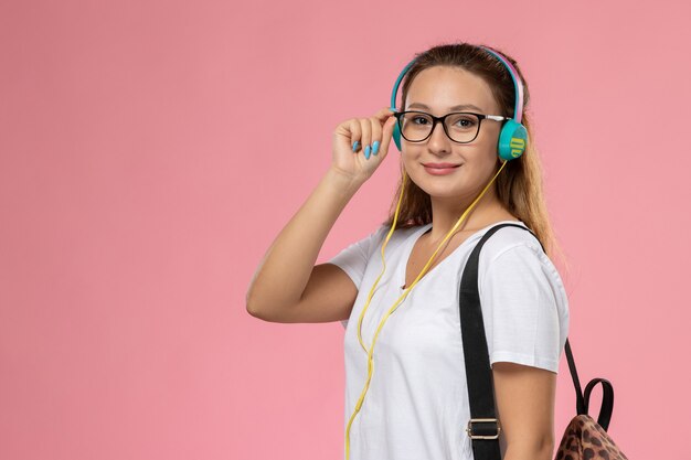 Femme étudiante en design